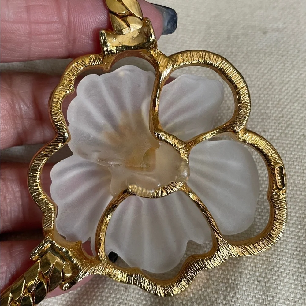 Elegant Goldtone Floral Necklace